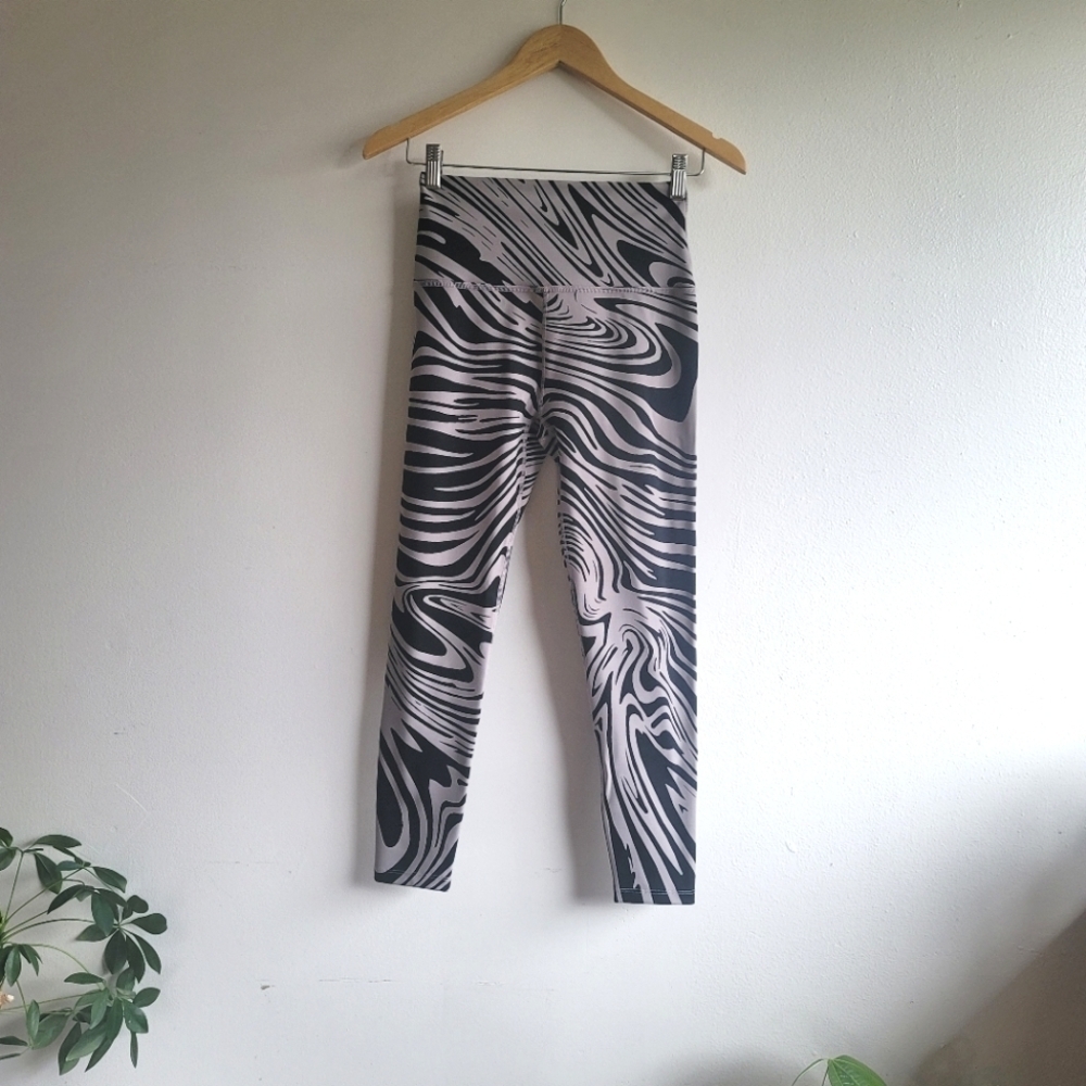Beyond Yoga, High Waist Midi Leggings, Grey Swirl‎ Jacquard, Size Small